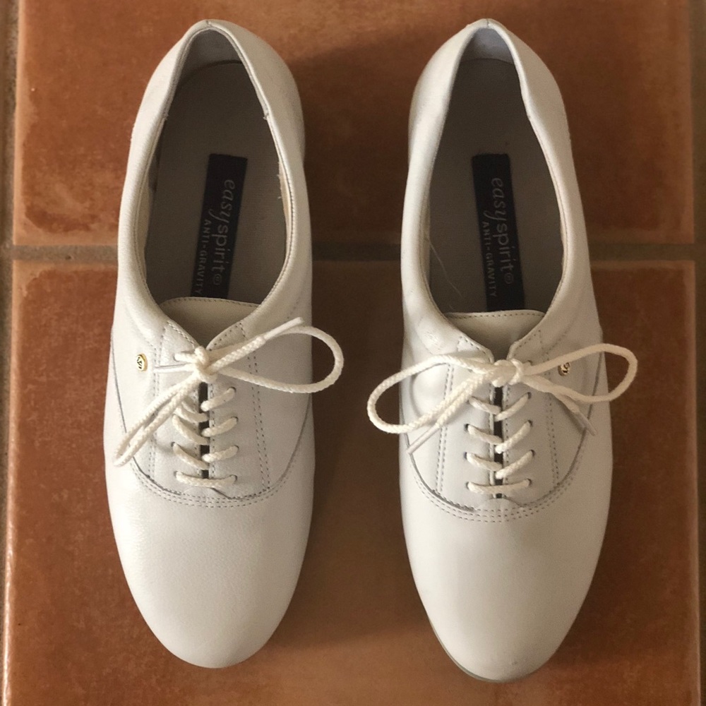 White multifunctional vintage flats